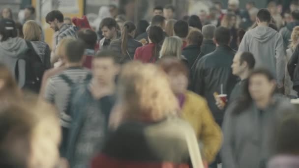 Uma multidão de pessoas a caminhar pela rua. Movimento lento. Kiev. Ucrânia — Vídeo de Stock