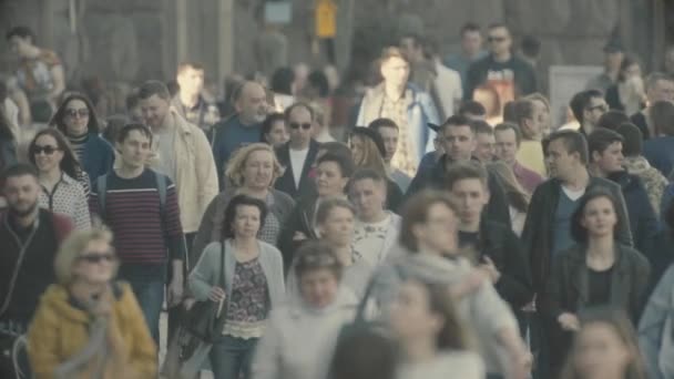 Une foule de gens marchant dans la rue. Au ralenti. Kiev. Ukraine — Video