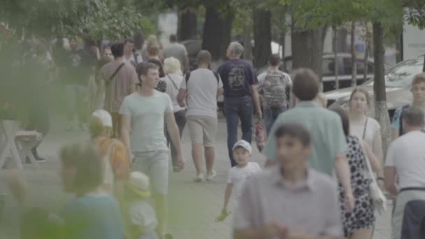 Uma multidão de pessoas a caminhar pela rua. Movimento lento. Kiev. Ucrânia — Vídeo de Stock