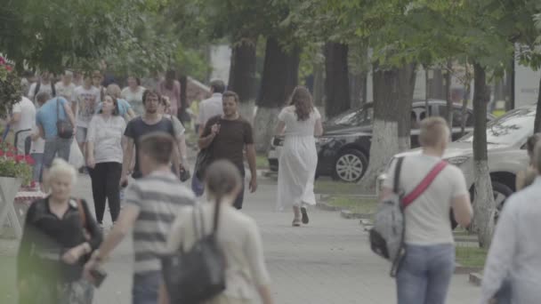 Een menigte mensen die door de straat lopen. Langzame beweging. Kiev. Oekraïne — Stockvideo