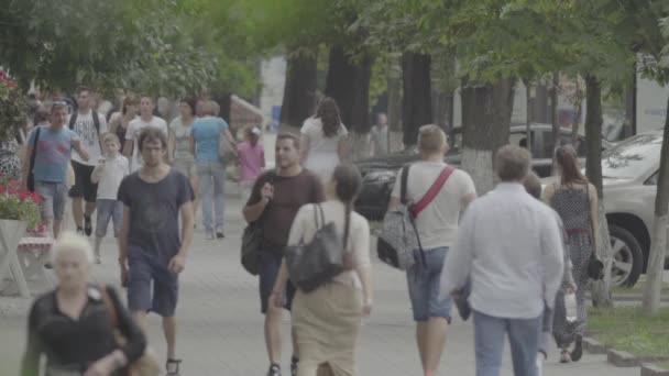 一群人沿街走着。 慢动作 Kyiv 。 乌克兰 — 图库视频影像