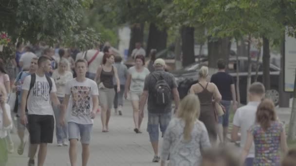 Uma multidão de pessoas a caminhar pela rua. Movimento lento. Kiev. Ucrânia — Vídeo de Stock