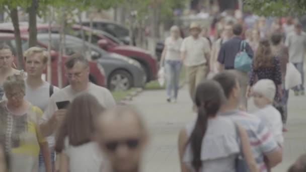 Uma multidão de pessoas a caminhar pela rua. Movimento lento. Kiev. Ucrânia — Vídeo de Stock