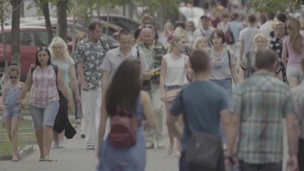 Una multitud de personas caminando por la calle. En cámara lenta. Kiev. Ucrania — Vídeos de Stock