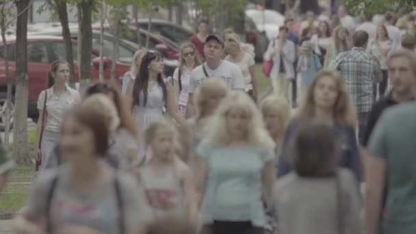 通りを歩いている人々の群衆。スローモーション。キエフ。ウクライナ — ストック動画