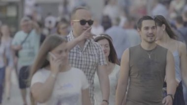 Sokakta yürüyen bir kalabalık. Ağır çekim. Kyiv. Ukrayna