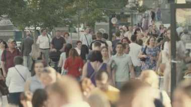 Sokakta yürüyen bir kalabalık. Ağır çekim. Kyiv. Ukrayna