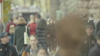 Sokakta yürüyen bir kalabalık. Ağır çekim. Kyiv. Ukrayna