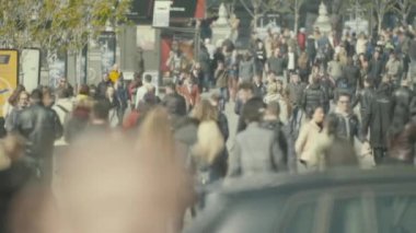 Sokakta yürüyen bir kalabalık. Ağır çekim. Kyiv. Ukrayna