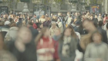 Sokakta yürüyen bir kalabalık. Ağır çekim. Kyiv. Ukrayna