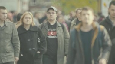Sokakta yürüyen bir kalabalık. Ağır çekim. Kyiv. Ukrayna