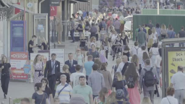 Una folla di persone che camminano per strada. Al rallentatore. Kiev. Ucraina — Video Stock