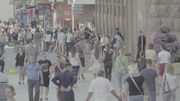 Una folla di persone che camminano per strada. Al rallentatore. Kiev. Ucraina — Video Stock