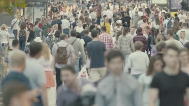Una folla di persone che camminano per strada. Al rallentatore. Kiev. Ucraina — Video Stock