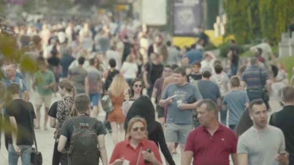 Een menigte mensen die door de straat lopen. Langzame beweging. Kiev. Oekraïne — Stockvideo