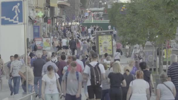 Sokakta yürüyen bir kalabalık. Ağır çekim. Kyiv. Ukrayna — Stok video