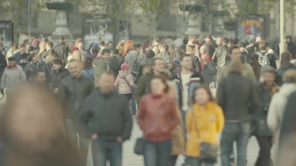 A crowd of people walking down the street. Slow motion. Kyiv. Ukraine — Stock Video