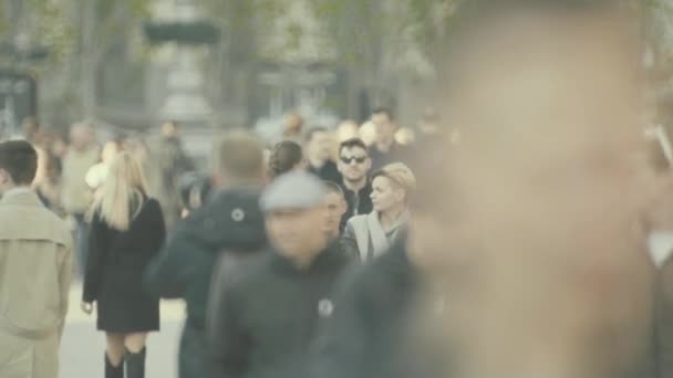 Een menigte mensen die door de straat lopen. Langzame beweging. Kiev. Oekraïne — Stockvideo