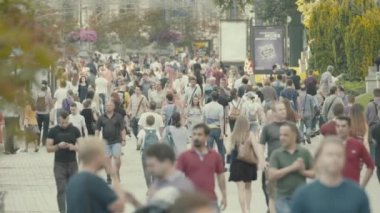 Sokakta yürüyen bir kalabalık. Ağır çekim. Kyiv. Ukrayna