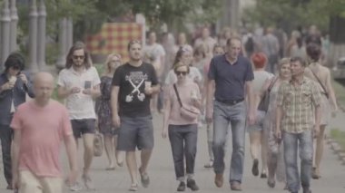 Kalabalık. Birçok insan caddede yürür. Kyiv. Ukrayna