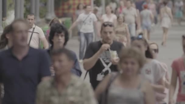 群集だ多くの人が通りを歩いている。キエフ。ウクライナ — ストック動画