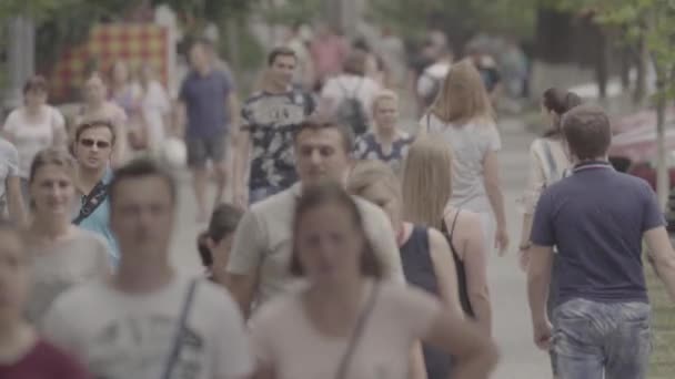 Multidão. Muitas pessoas caminham pela rua. Kiev. Ucrânia — Vídeo de Stock