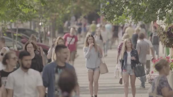 Multidão. Muitas pessoas caminham pela rua. Kiev. Ucrânia — Vídeo de Stock