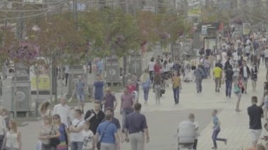 Kalabalık. Birçok insan caddede yürür. Kyiv. Ukrayna