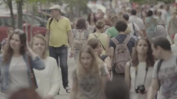 Kalabalık. Birçok insan caddede yürür. Kyiv. Ukrayna — Stok video