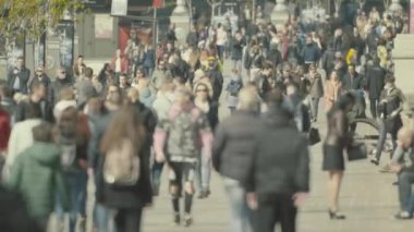 Kalabalık. Birçok insan caddede yürür. Kyiv. Ukrayna