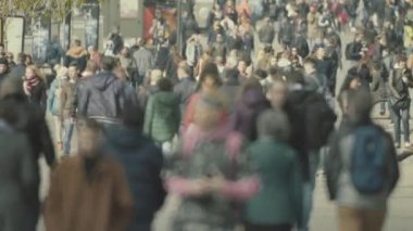 Kalabalık. Birçok insan caddede yürür. Kyiv. Ukrayna