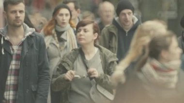 Kalabalık. Birçok insan caddede yürür. Kyiv. Ukrayna