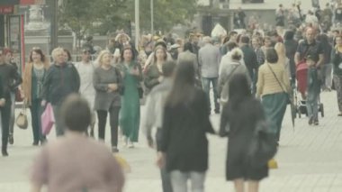 Kalabalık. Birçok insan caddede yürür. Kyiv. Ukrayna