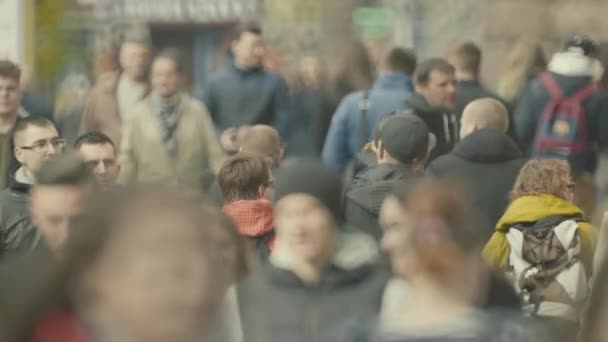 Multidão. Muitas pessoas caminham pela rua. Kiev. Ucrânia — Vídeo de Stock