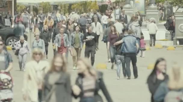 Multidão. Muitas pessoas caminham pela rua. Kiev. Ucrânia — Vídeo de Stock