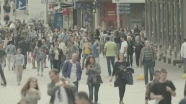 Kalabalık. Birçok insan caddede yürür. Kyiv. Ukrayna