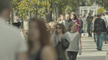 Kalabalık. Birçok insan caddede yürür. Kyiv. Ukrayna
