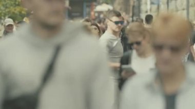 Kalabalık. Birçok insan caddede yürür. Kyiv. Ukrayna