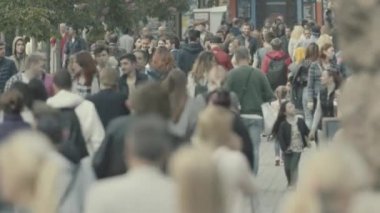 Kalabalık. Birçok insan caddede yürür. Kyiv. Ukrayna