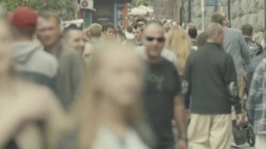 Kalabalık. Birçok insan caddede yürür. Kyiv. Ukrayna