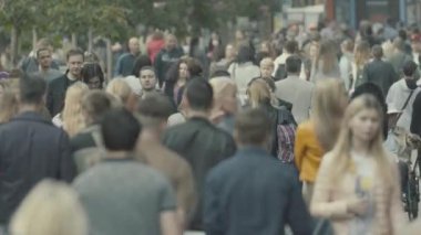 Kalabalık. Birçok insan caddede yürür. Kyiv. Ukrayna