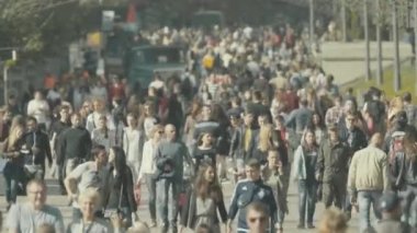 Kalabalık. Birçok insan caddede yürür. Kyiv. Ukrayna