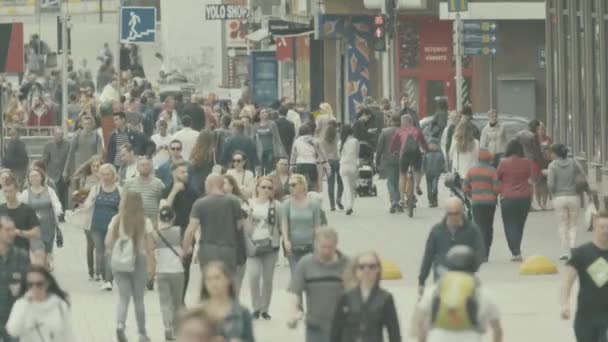 Kerumunan. Banyak orang berjalan di jalan. Kyiv. Ukraina — Stok Video