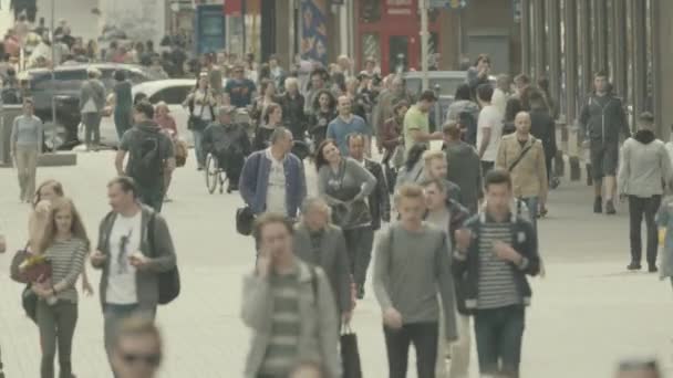 Het publiek. Veel mensen lopen de straat op. Kiev. Oekraïne — Stockvideo