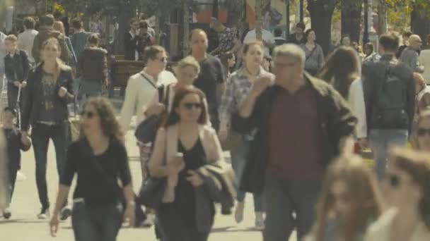 Πλήθος. Πολλοί άνθρωποι περπατούν στο δρόμο. Κίεβο. Ουκρανία — Αρχείο Βίντεο