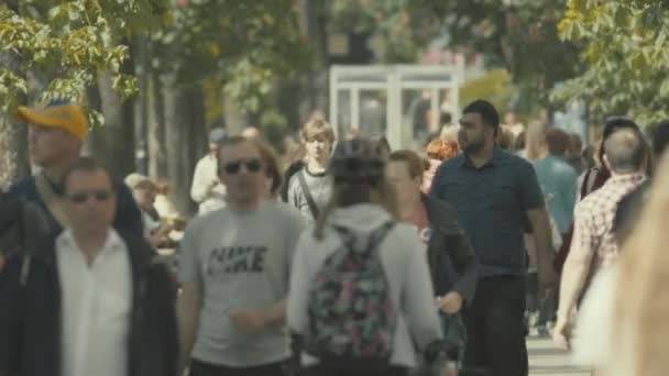 En folkmassa. Många går nerför gatan. Kiev. Ukraina — Stockvideo