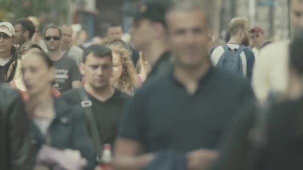 Tömeg. Sokan sétálnak az utcán. Kijevben. Ukrajna — Stock videók