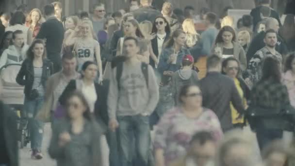 Multitud. Muchas personas caminan por la calle. Kiev. Ucrania — Vídeos de Stock
