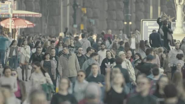 Multidão. Muitas pessoas caminham pela rua. Kiev. Ucrânia — Vídeo de Stock