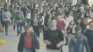 Kalabalık. Birçok insan caddede yürür. Kyiv. Ukrayna